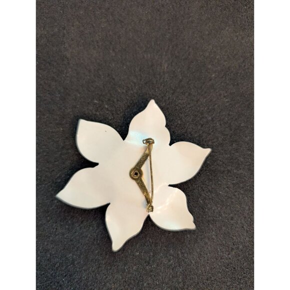Vintage White Metal Flower Brooch Faux Pearl Center Gold-Tone Backing - Picture 3 of 4